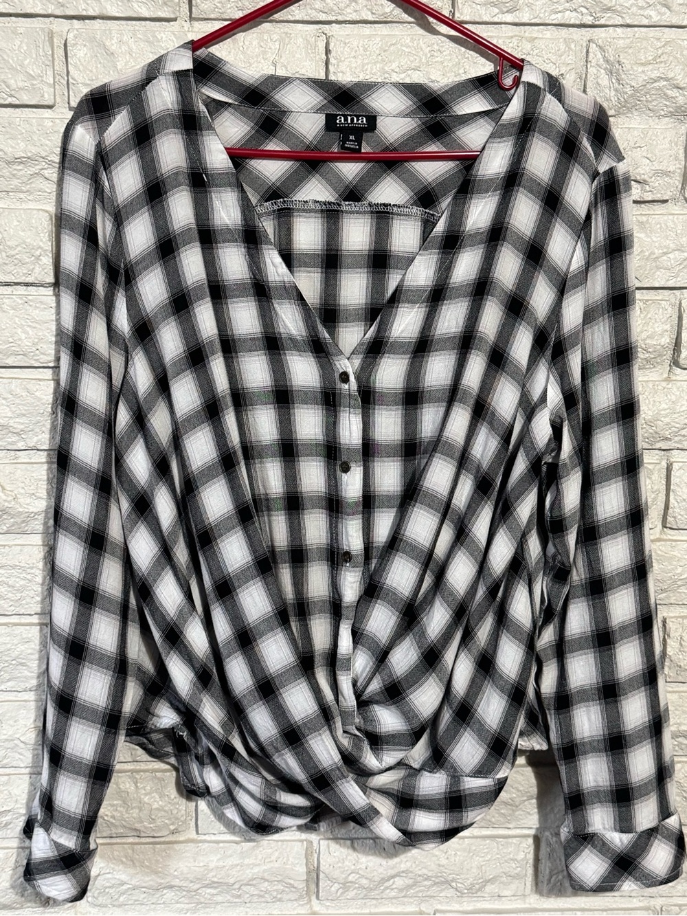 a.n.a A New Approach Black & White Plaid Twist-Front Long Sleeve Top
Size XL